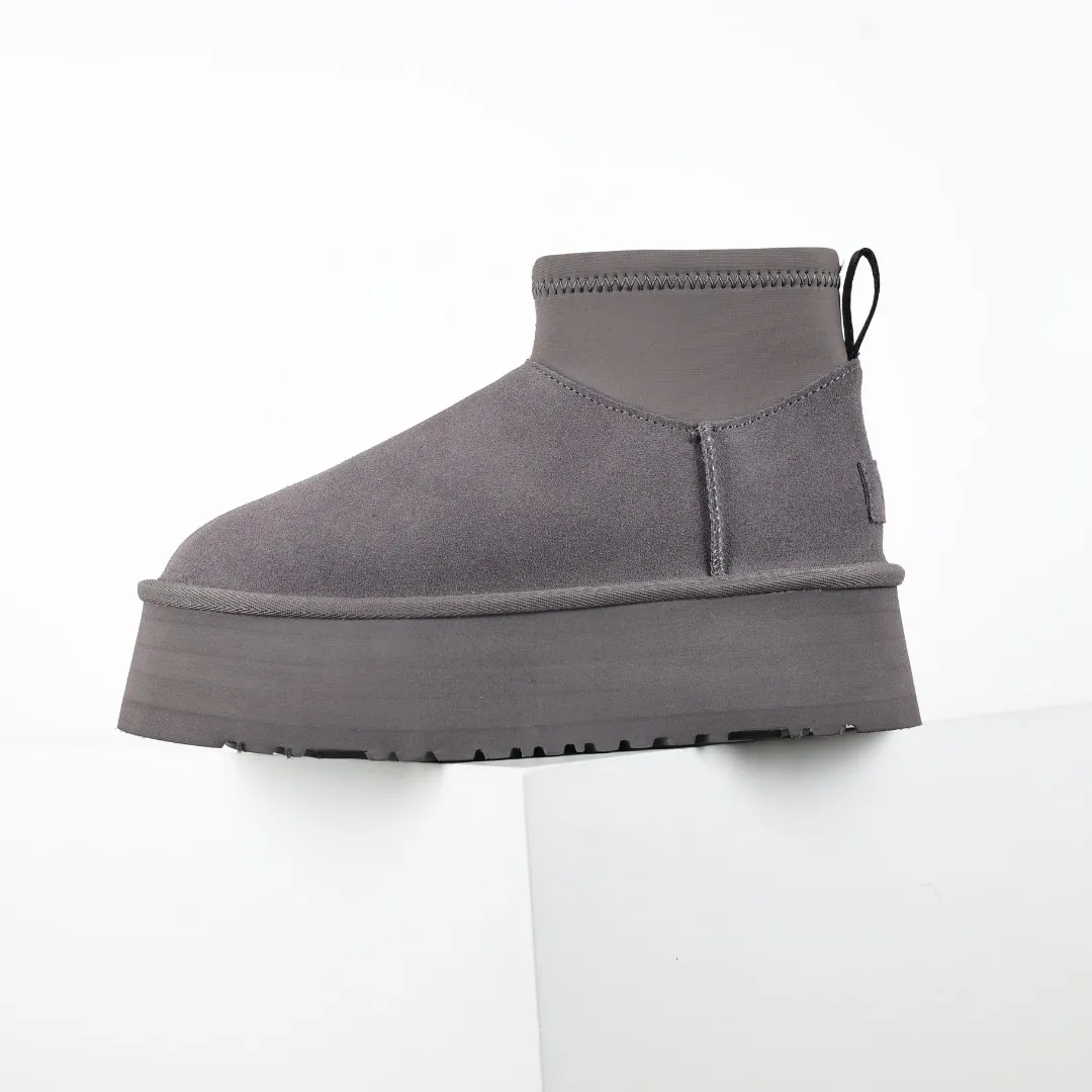 Pick up locally 💰600 Core recommended good price It is a very suitable choice for home furnishings. In the new year, uug launched a series of styles, which are partial to the preferences of young consumers and have also moved to the forefront of fashion trends. Shoe body material: water-repellent coated suede upper, 17 mm UGGPURE™ implantable wool insole, lightweight non-slip and comfortable rubber outsole, with brand LOGO and trademark, with full packaging Size: 35 36 37 38 39 40